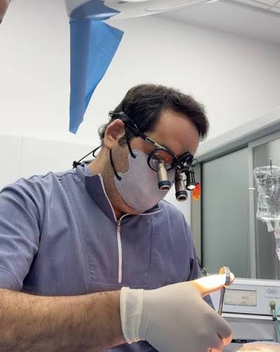 Dr. İkram Sadıqov cərrahi müdaxilə aparır